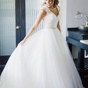 Wedding dress :Allure 9162 size 8